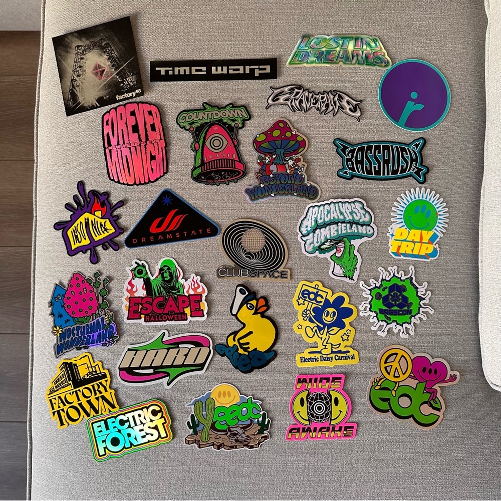 EDC luggage tag, air freshener and stickers - Picture 2 of 7